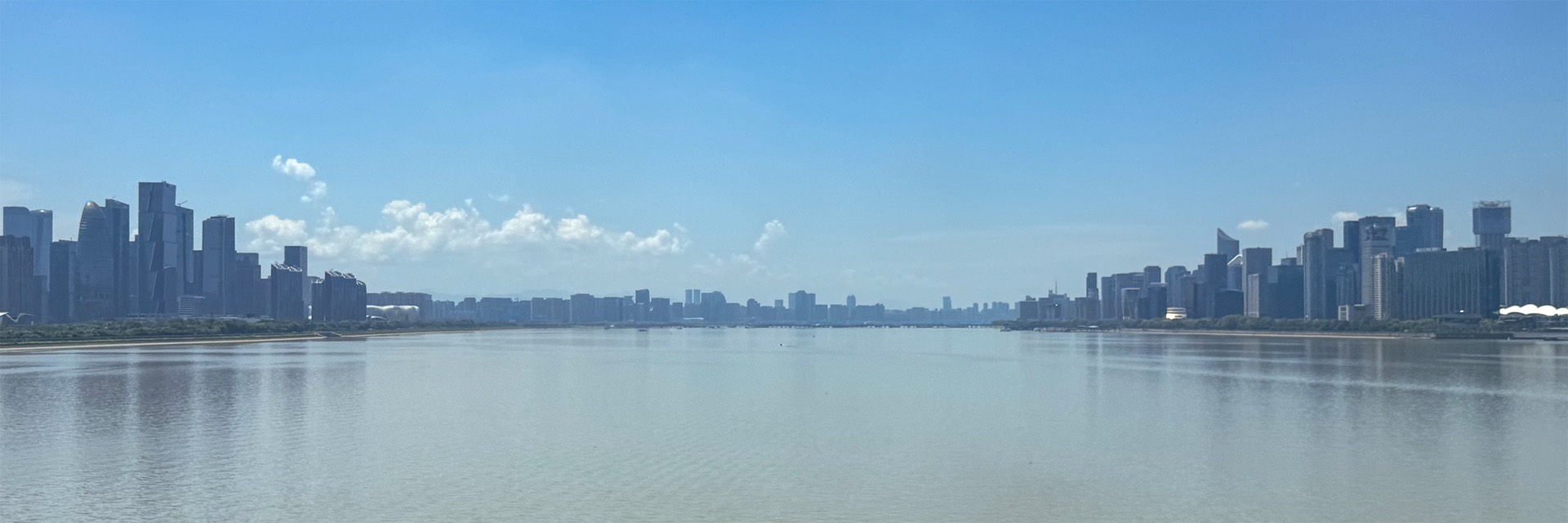 杭州滨江区钱塘江两岸天际线,公司位于滨江区月明路33号